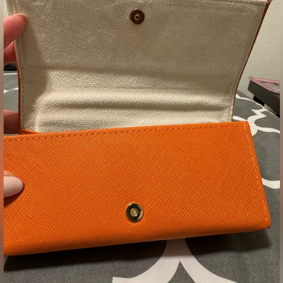 Tory Burch sunglasses case. Fits Sunglasses 144mm frame(regular sized glasses) - Picture 4 of 6